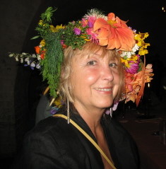 Brigitte Heßler mit einem bunten Blumenkranz