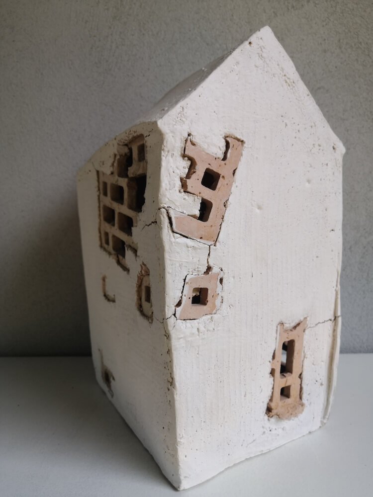 Charme des Maroden – ein keramisches Haus mit strukturierten Oberflächen